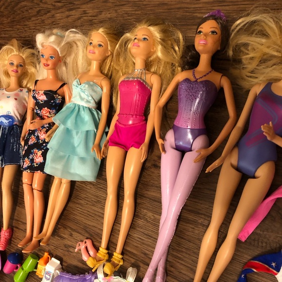 HUGE Barbie lot with 7 dolls, clothes, accessories - Picture 8 of 12